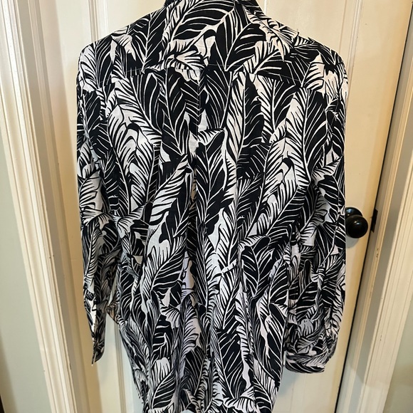 Foxcroft Top Black & White Palm Print Pink Thread Button Wrinkle Free Relaxed - Picture 3 of 11